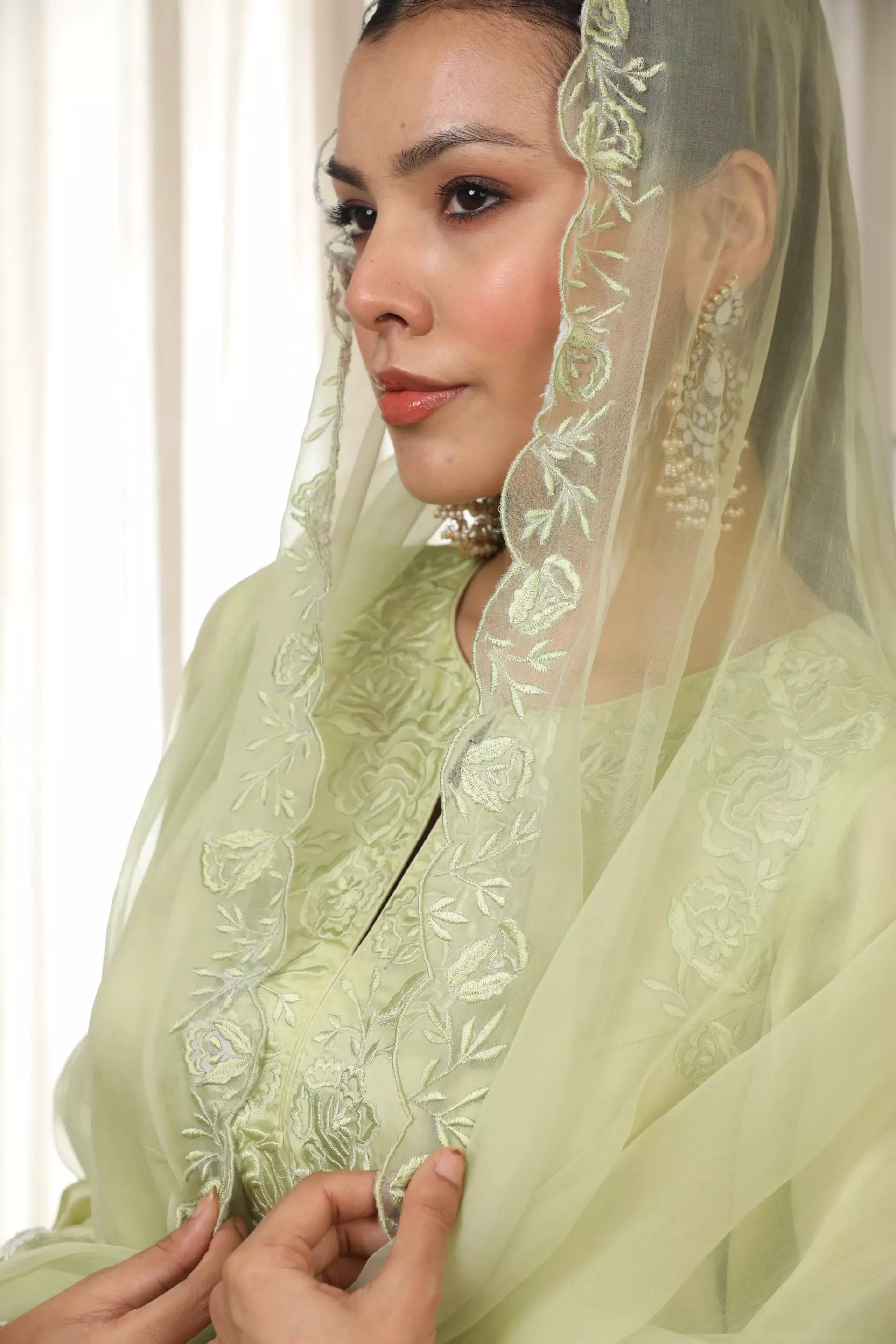 ESHA KOUL - Pista Richa Set