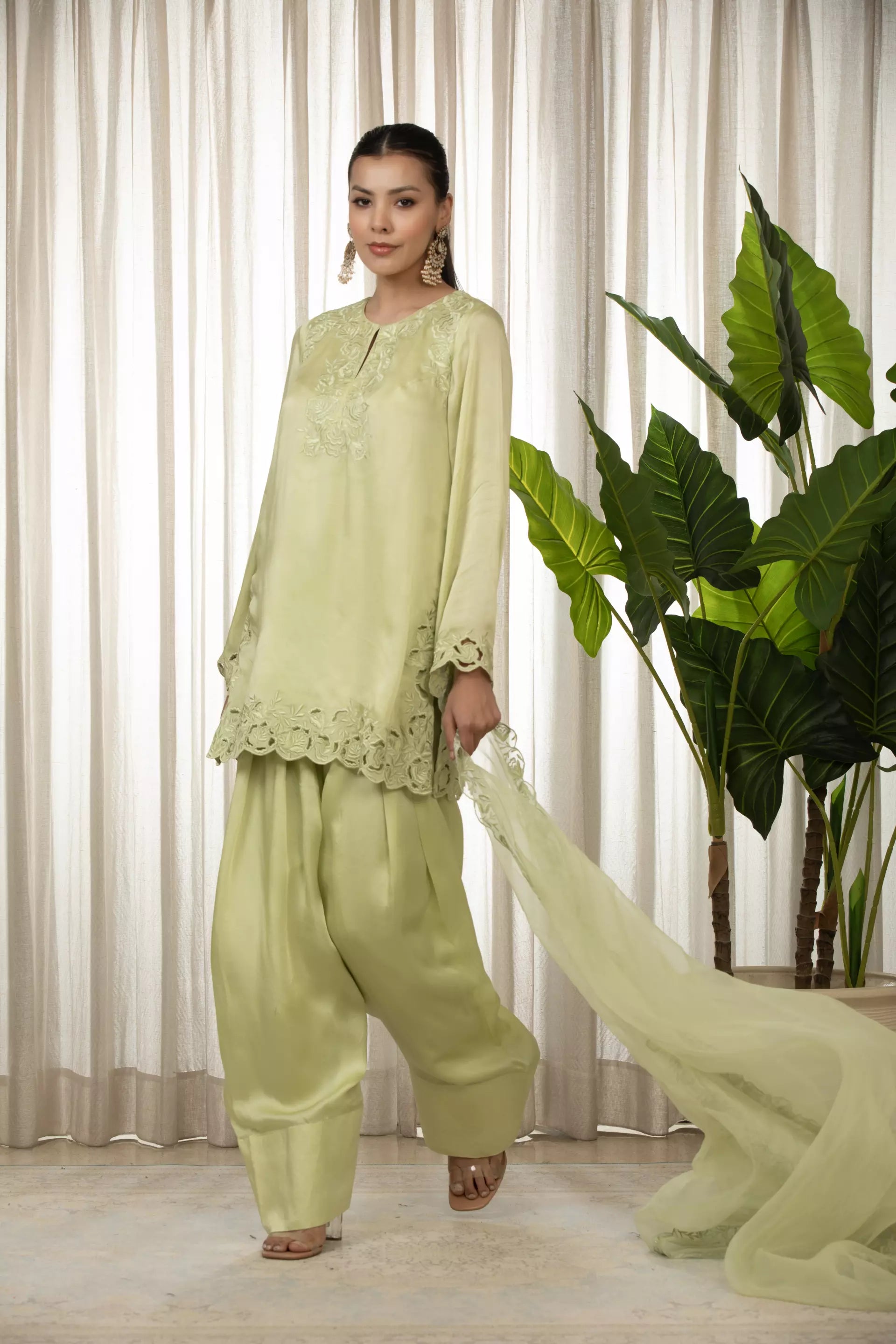 ESHA KOUL - Pista Richa Set