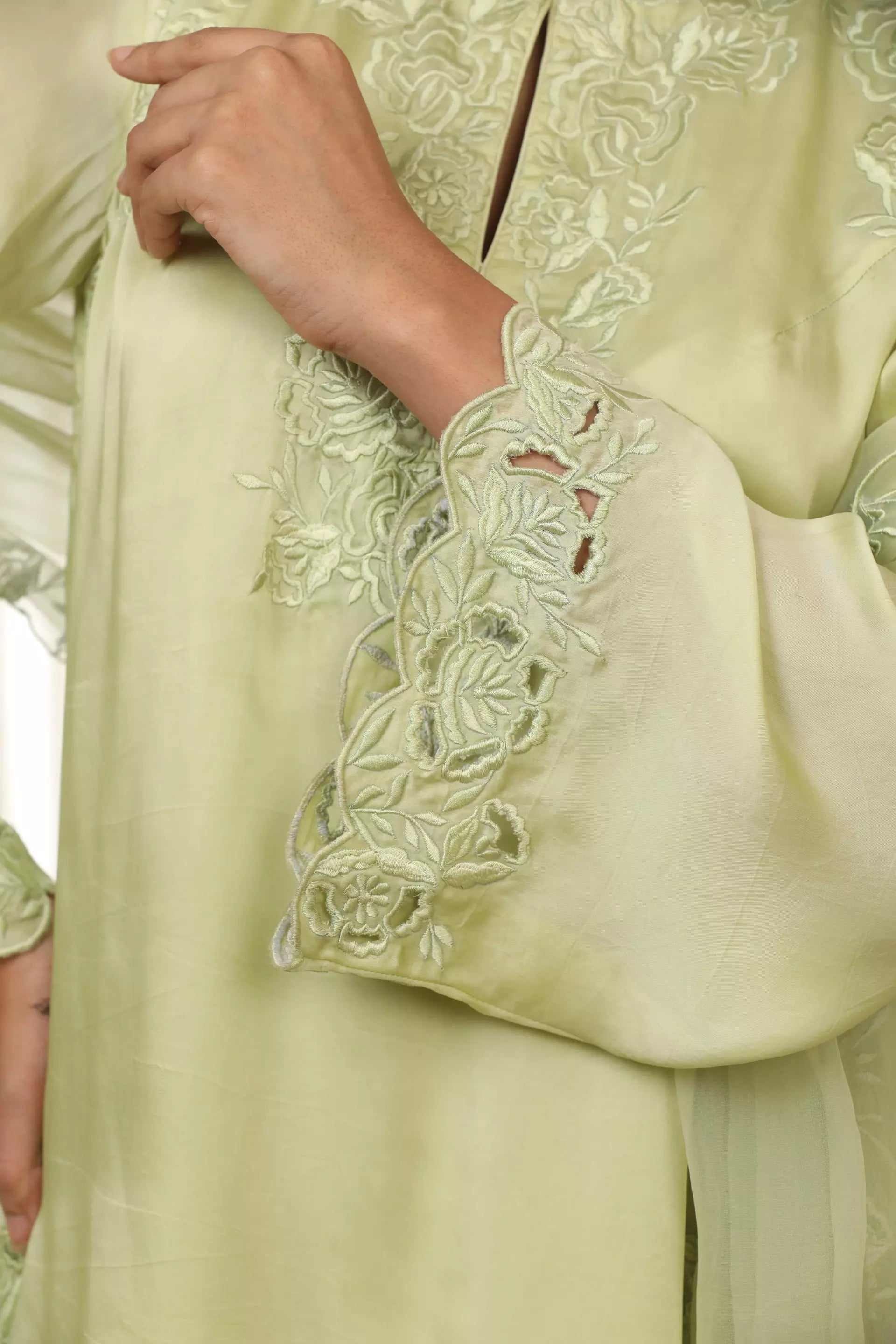 ESHA KOUL - Pista Richa Set