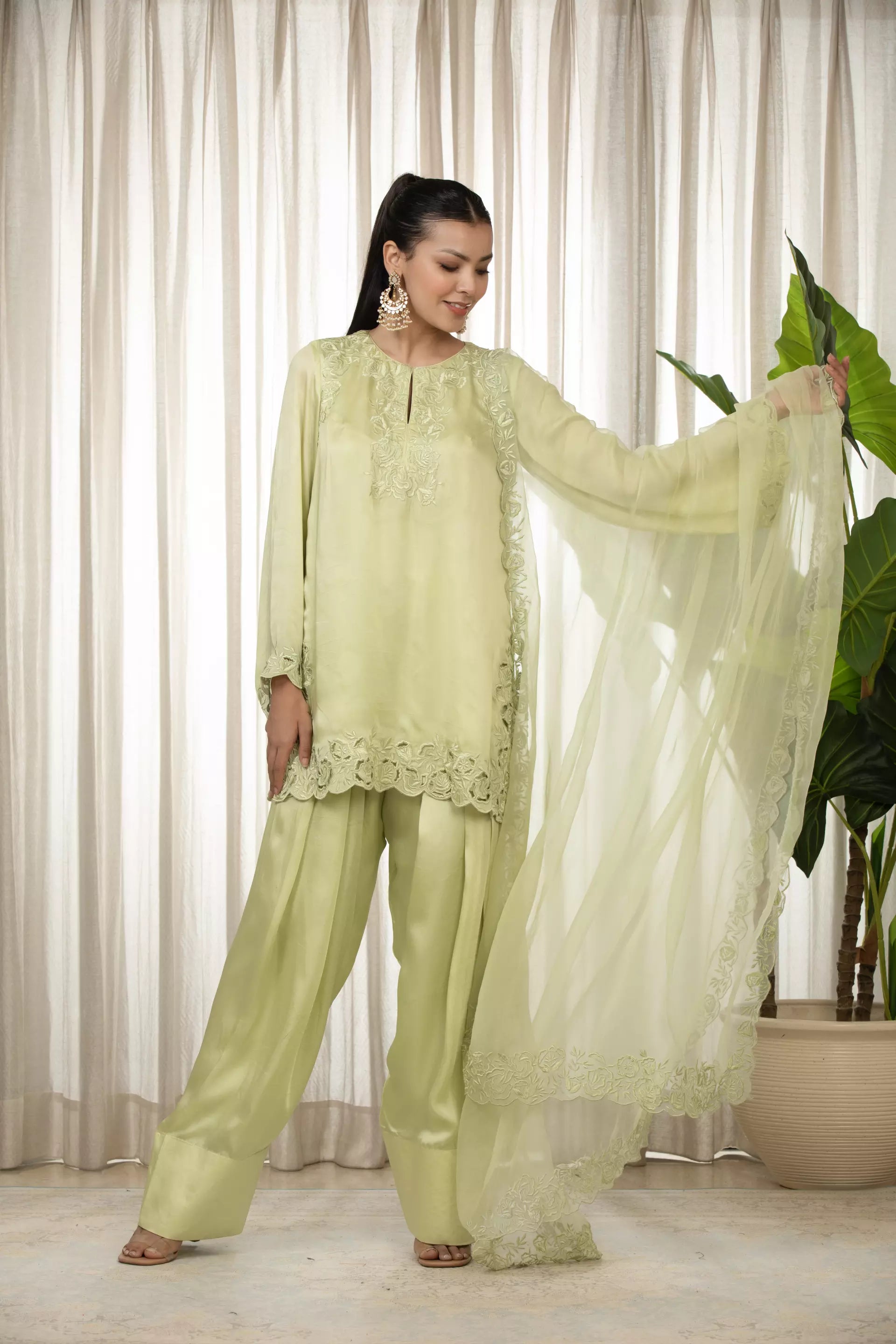 ESHA KOUL - Pista Richa Set