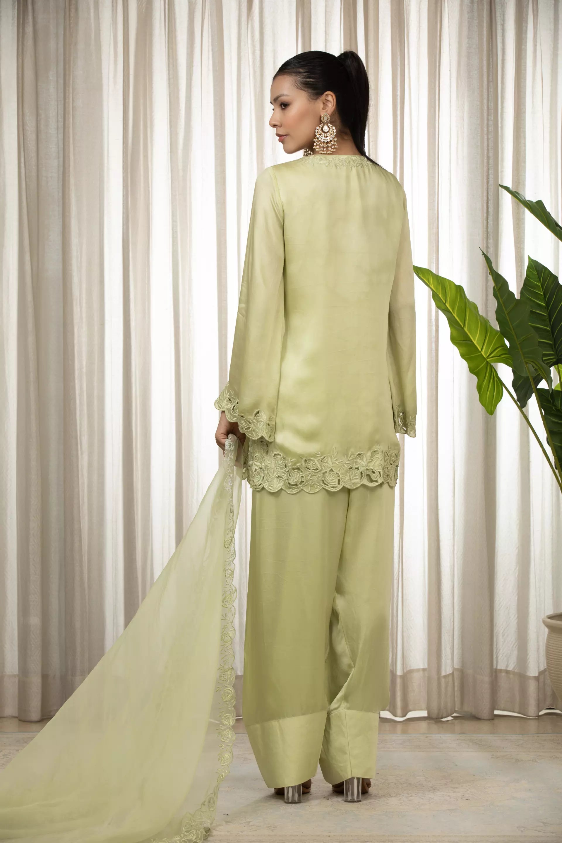 ESHA KOUL - Pista Richa Set