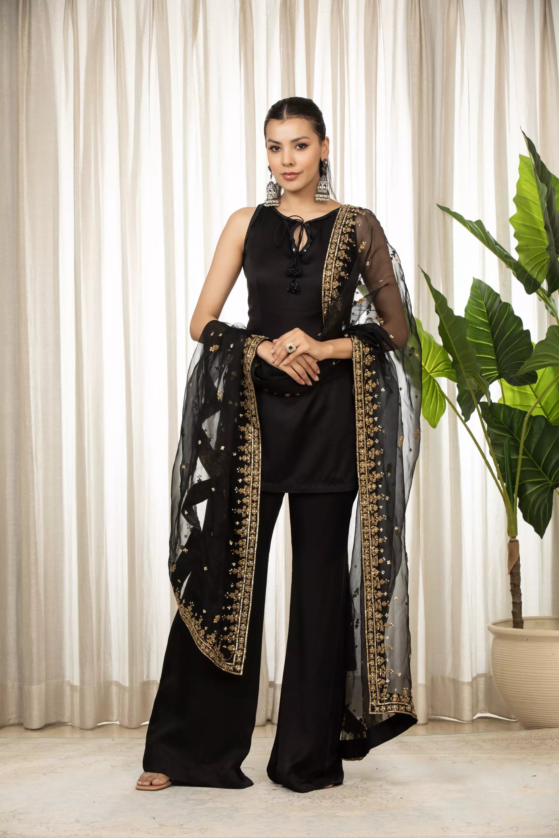 ESHA KOUL - Siyah Embroidered Kurta Bell Bottom Set