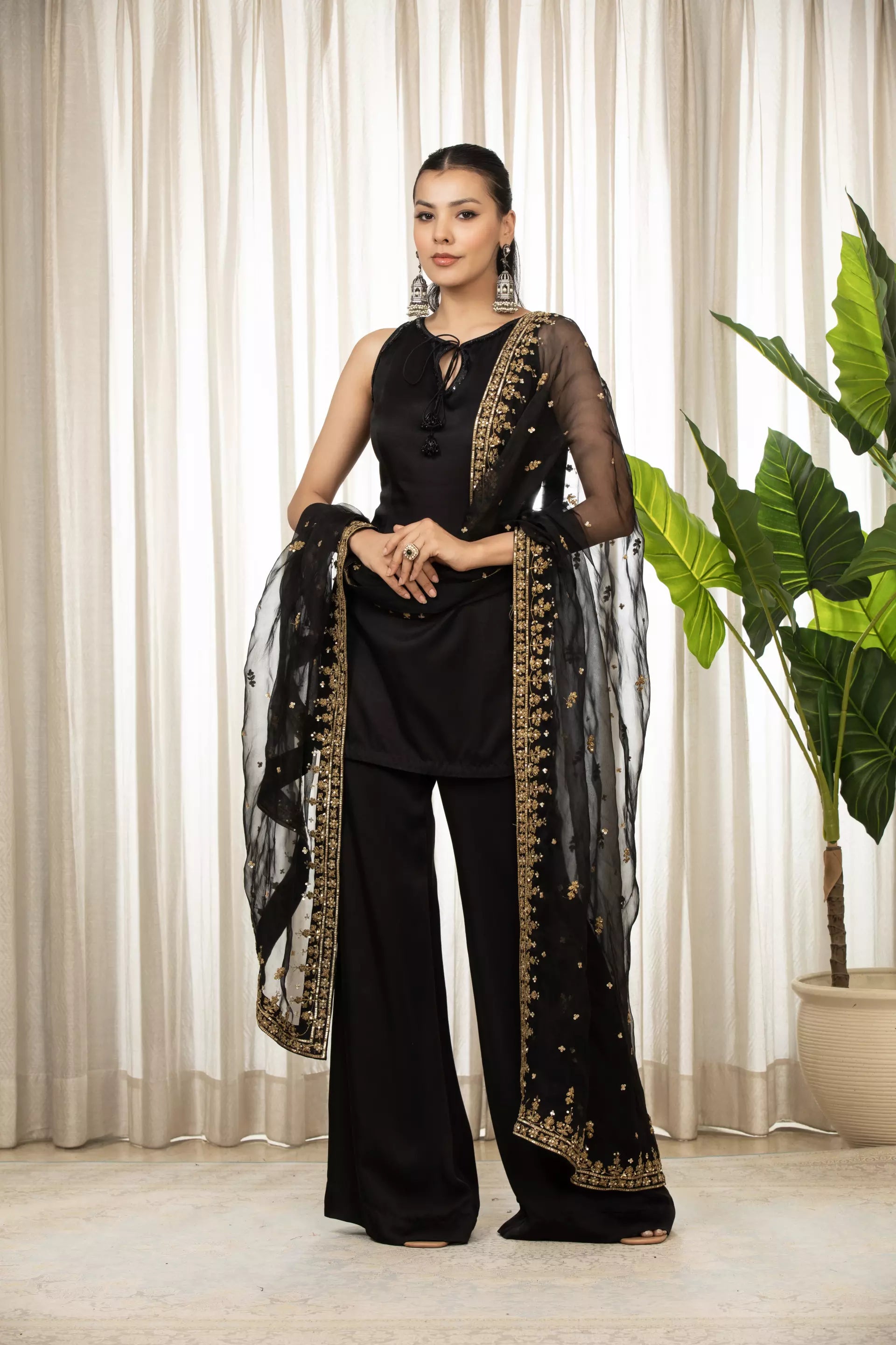 ESHA KOUL - Siyah Embroidered Kurta Bell Bottom Set