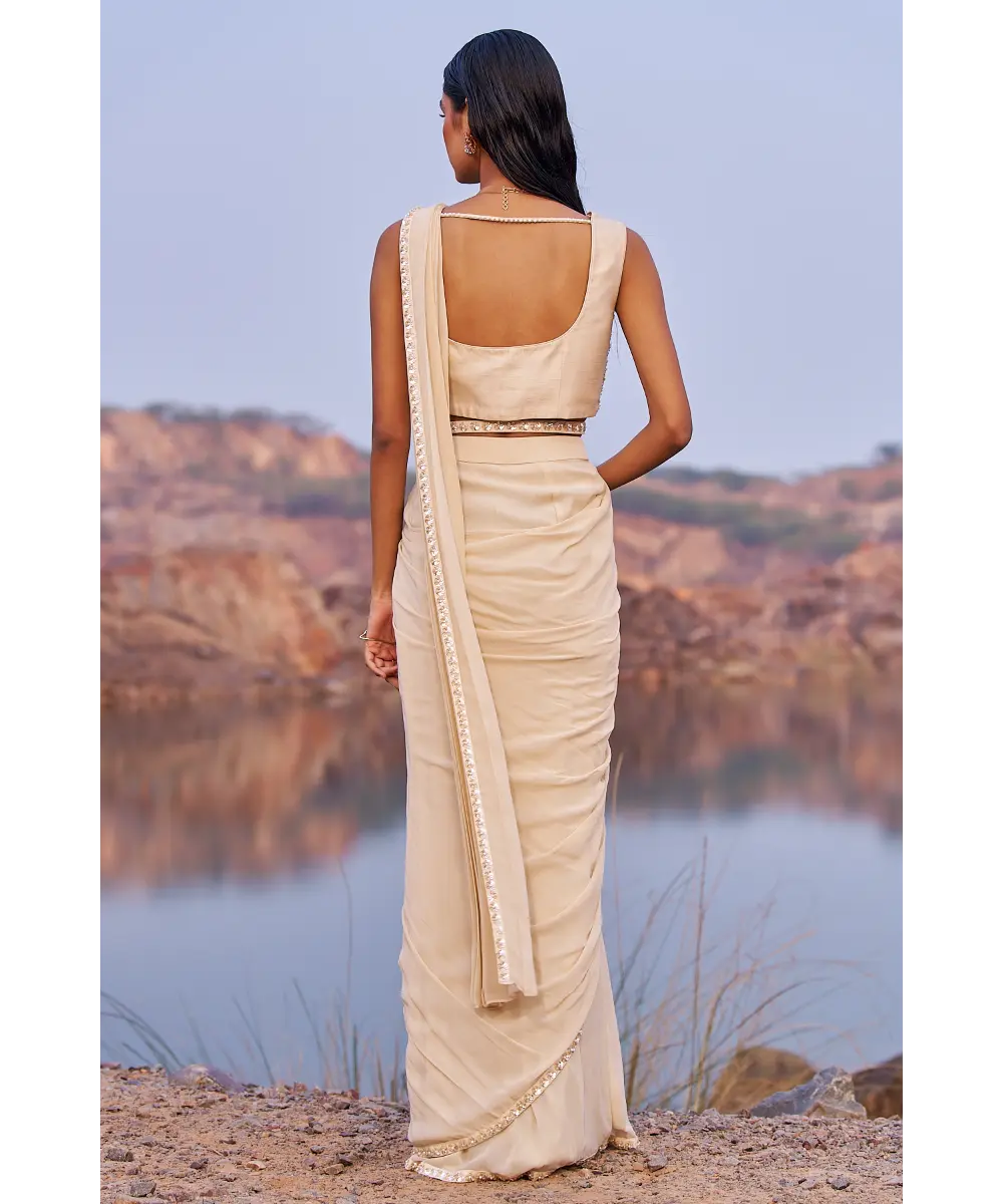 NIDHIKA SHEKHAR- Jalsaa E Saree Set