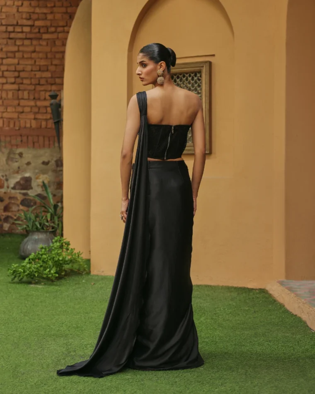 Label Moni K - Onyx Drape Set From Naqsh