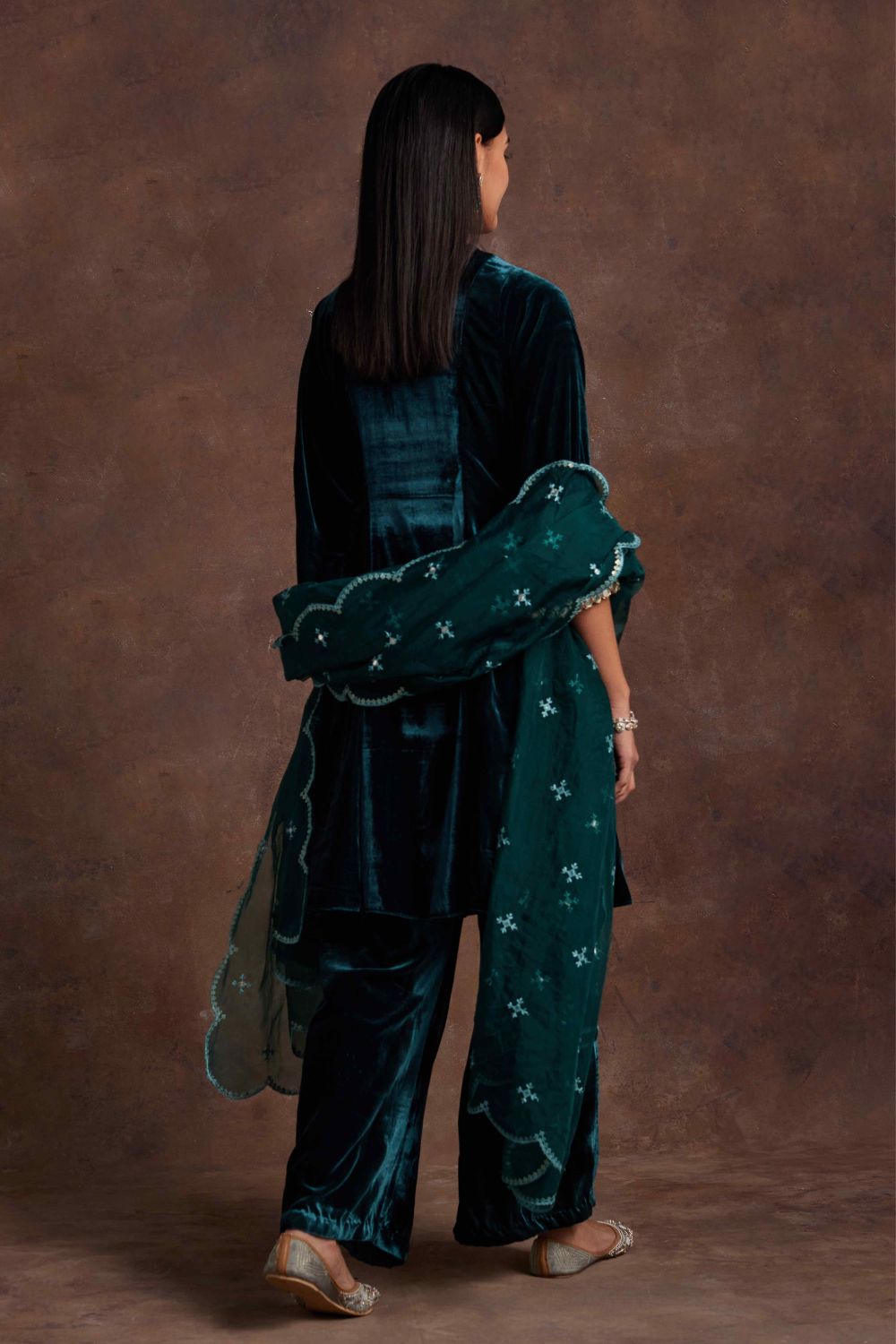 Sanya Gulati - Green Velvet Suit With Pants and Dupatta Set from Mahtab