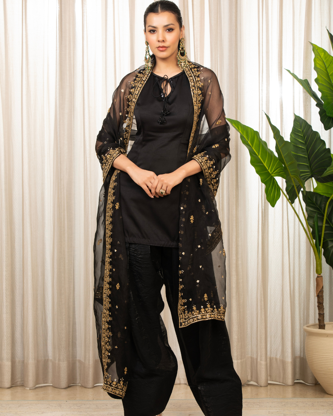 Esha Koul - Siyah Salwaar Set
