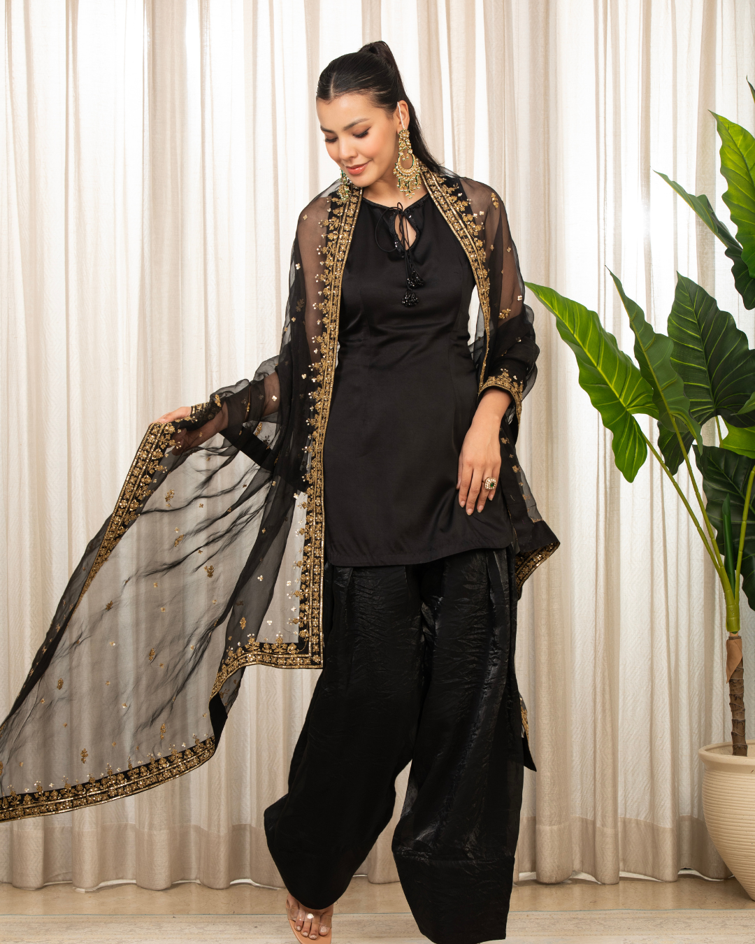 Esha Koul - Siyah Salwaar Set