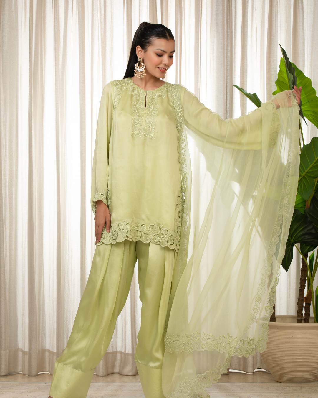 Esha Koul - Pista Richa Set