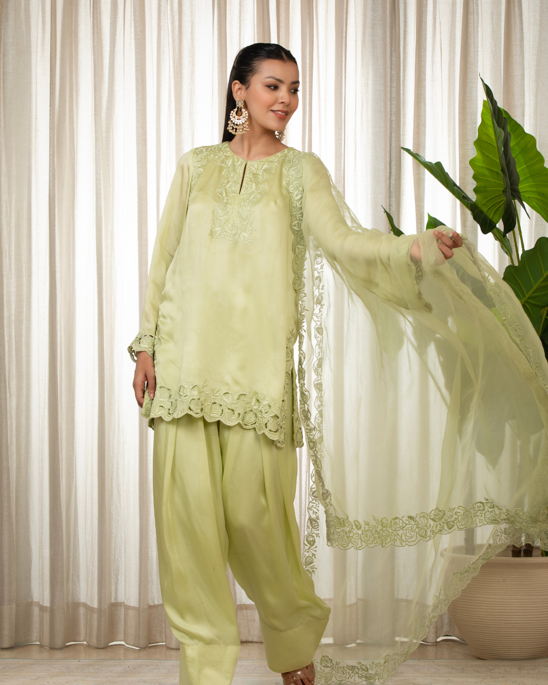 Esha Koul - Pista Richa Set
